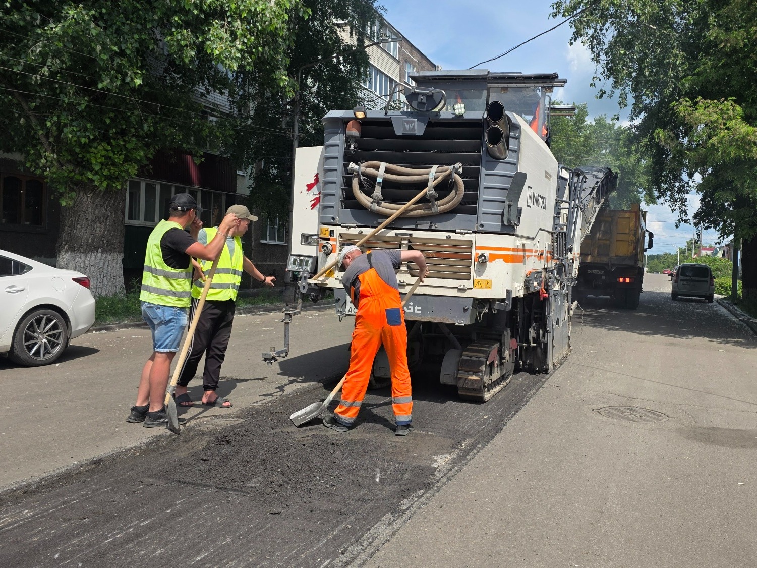 В Мичуринске продолжаются работы по асфальтированию автомобильных дорог.