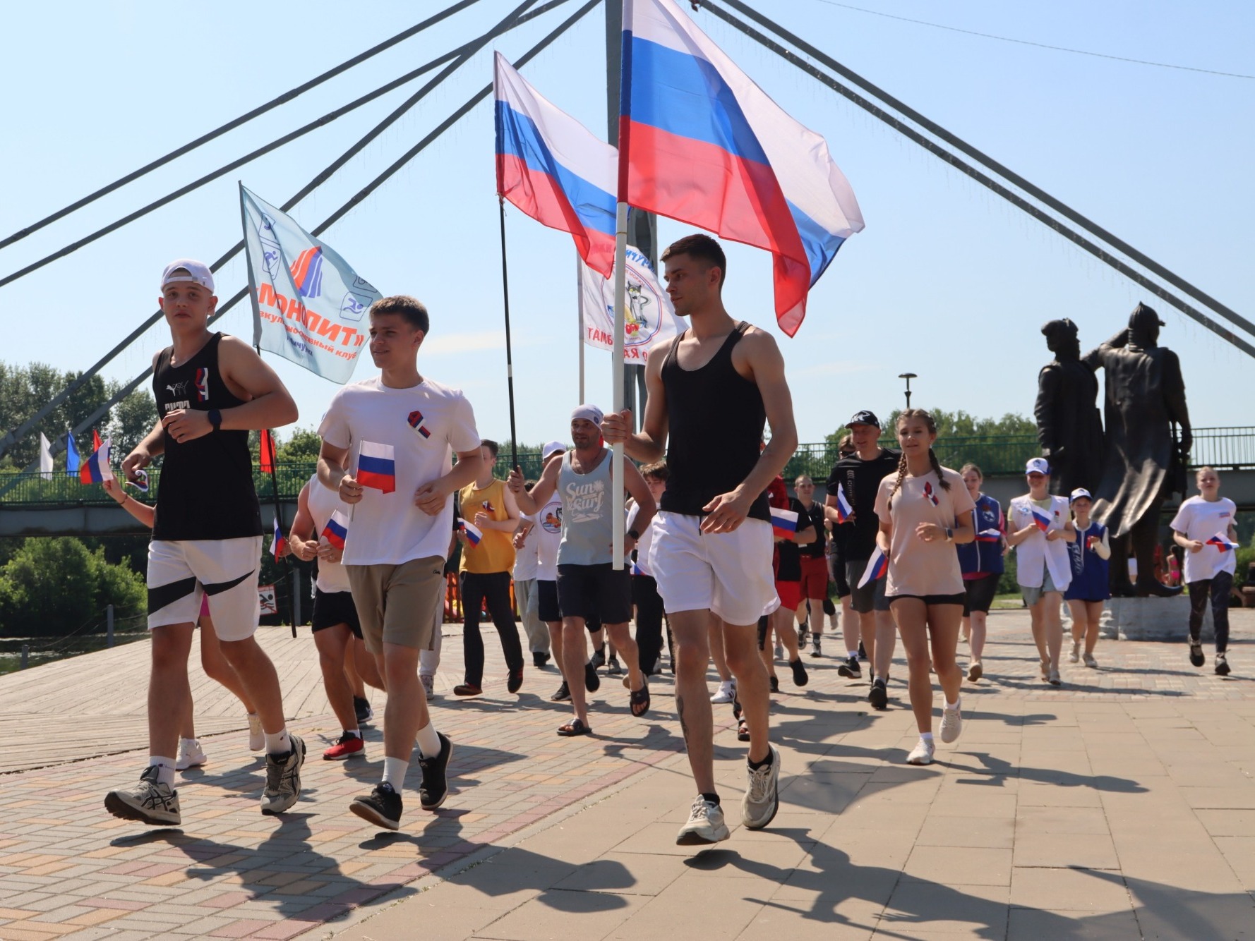 Мичуринск на спорте: пляжный волейбол, забег с флагами и командный заплыв.