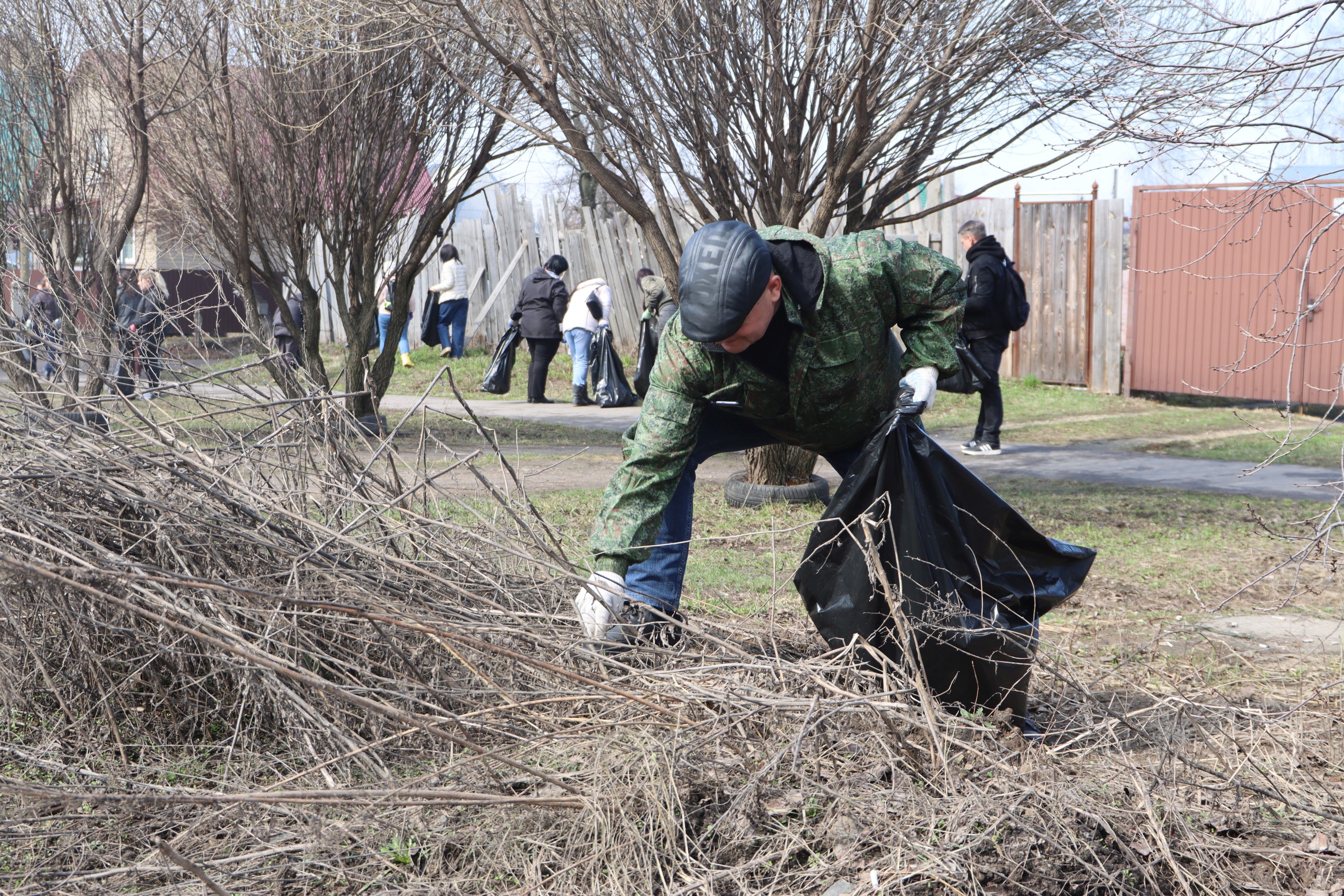 Сотрудники организаций города вышли на традиционную весеннюю уборку.