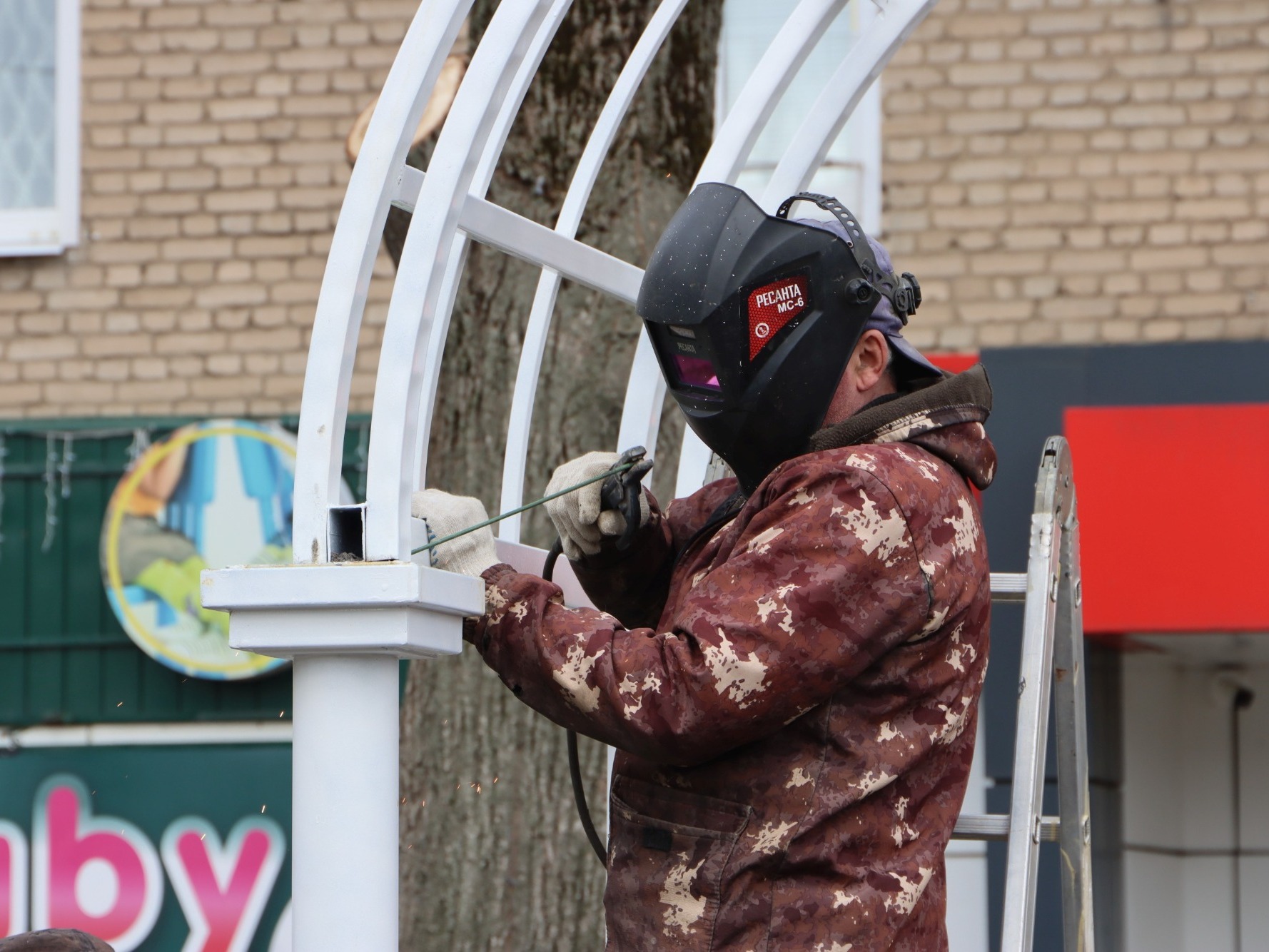 В Мичуринске продолжается благоустройство сквера на Липецком шоссе.