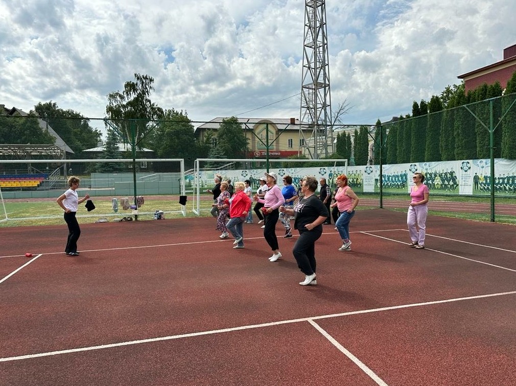 В Мичуринске провели зарядку на свежем воздухе для старшего поколения.