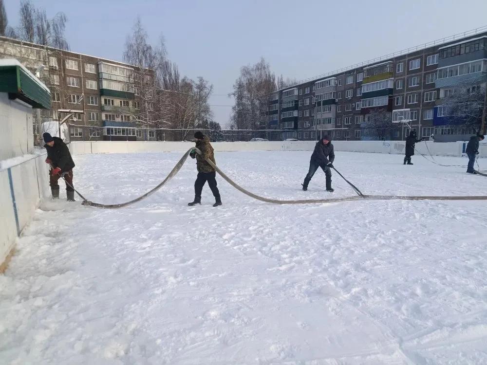В Мичуринске приступили к заливке катков.