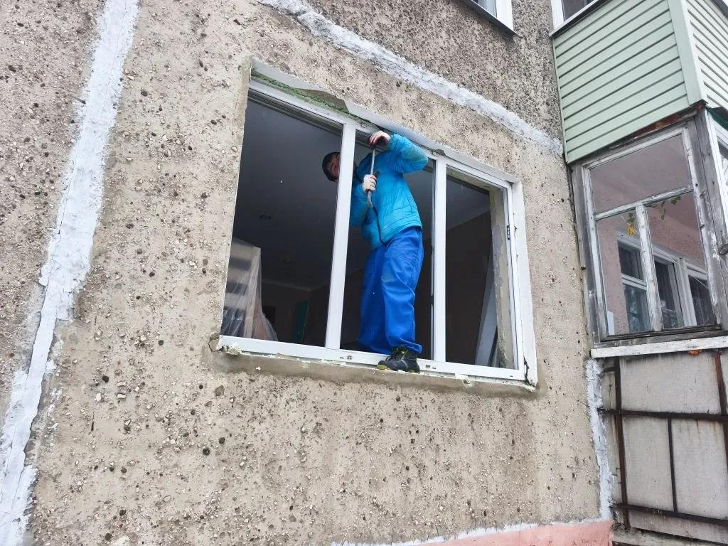 На объектах, поврежденных в результате атаки беспилотников, продолжаются ремонтные работы.