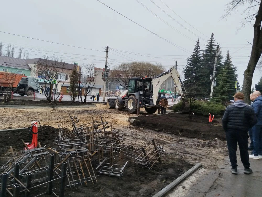 В Мичуринске продолжают благоустройство сквера на Липецком шоссе.