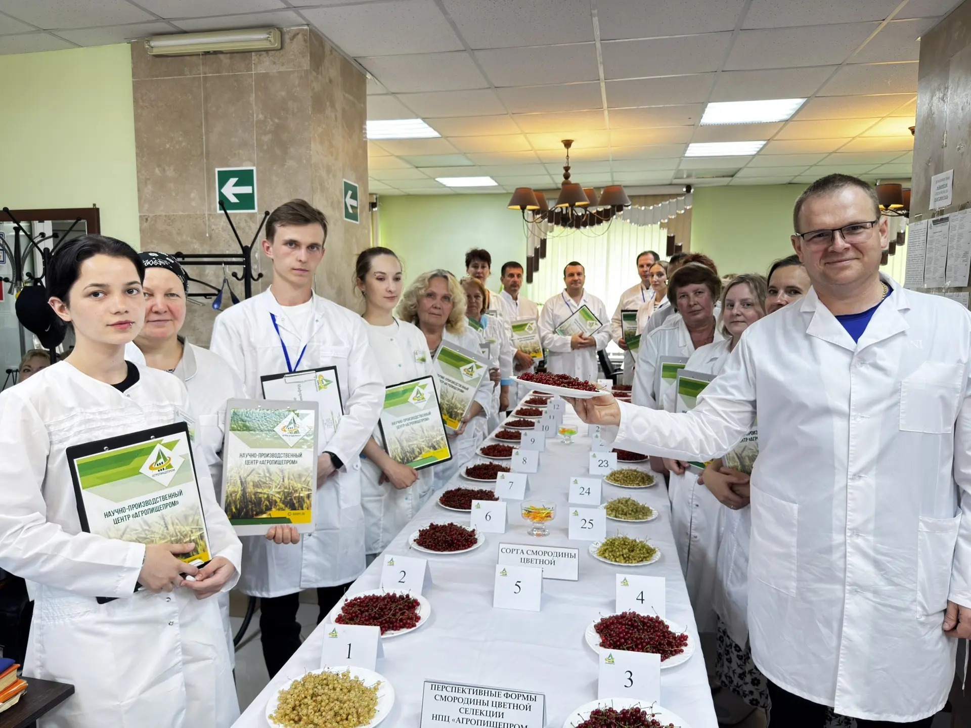 В наукограде прошла открытая дегустация смородины «цветной».